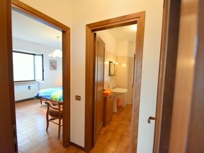 2 Schlafzimmer, Babybetten