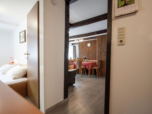 2 Schlafzimmer, individuell eingerichtet