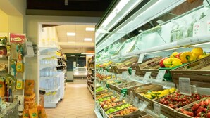 Un pasillo de supermercado con frutas, verduras y productos envasados.