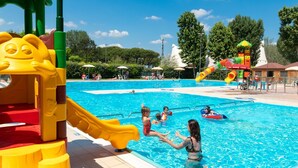 Una piscina con tobogán y estructuras de juego.
