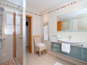 Villa | Bathroom | Shower, towels