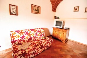 Living room - Farmhouse in Tuscany With Pool & Scenic Views (Asciano)