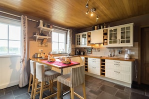 House | Private kitchen | Highchair - Holiday Home in Vodelee With Nature Views (Doische)