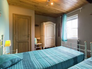 House | 4 bedrooms, individually furnished, bed sheets - Holiday Home in Vodelee With Nature Views (Doische)