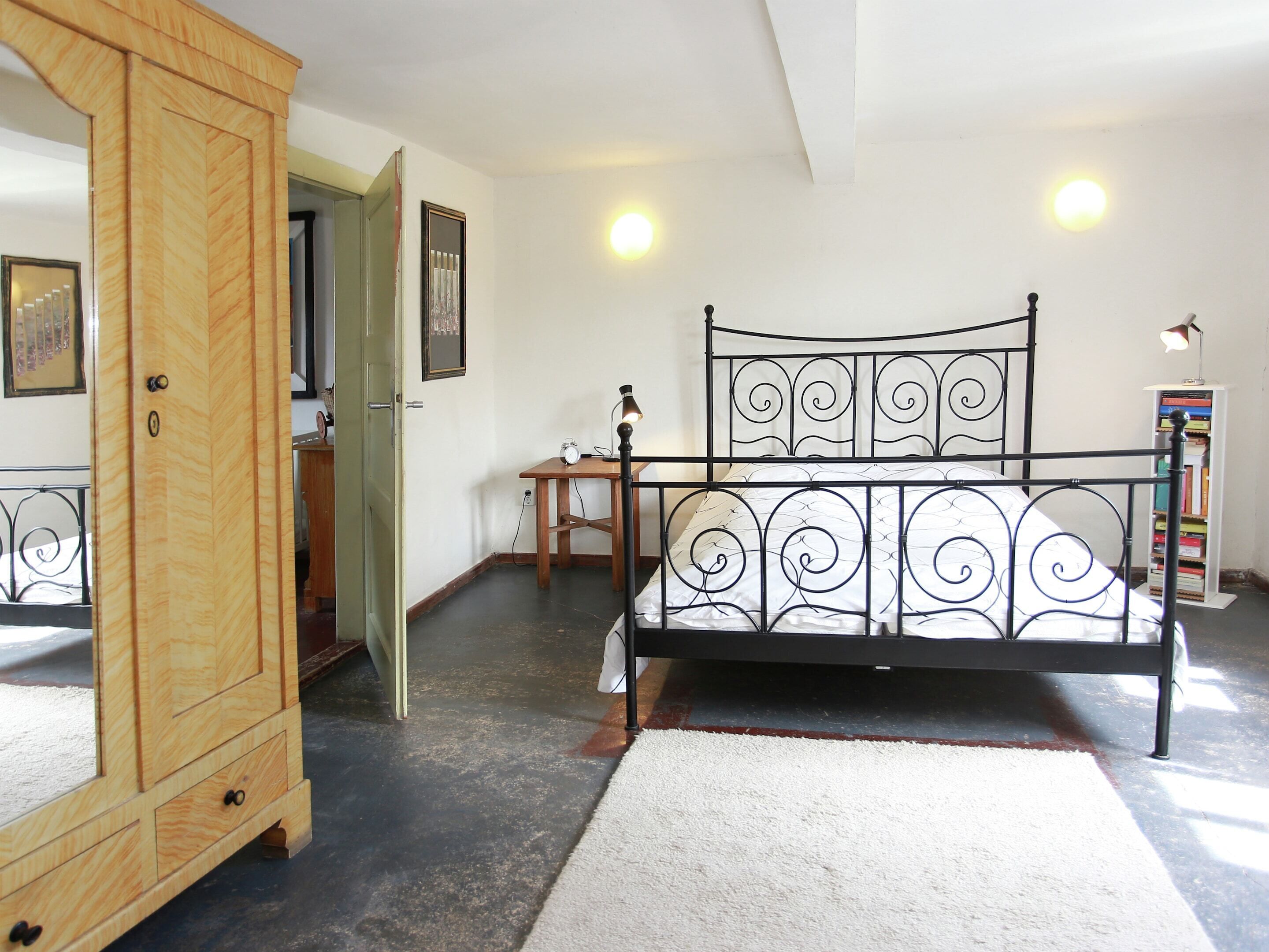 House | 3 bedrooms, individually furnished, iron/ironing board, bed sheets