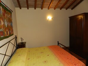 4 chambres, bureau, fer et planche à repasser, lit parapluie