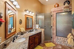 Bathtub, hair dryer, towels, shampoo - Great Views Observation Deck! Arch 290 - S047 (Sedona)