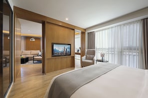 Businesssviitti | Työpöytä, kannettavalle tietokoneelle sopiva työtila, pimennysverhot