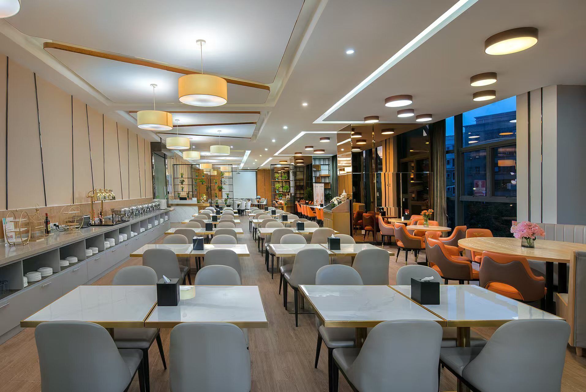 Daily buffet breakfast (CNY 48 per person)