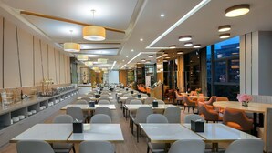 A modern restaurant with multiple dining areas, including a bar and private booths. - Shenzhen Hongdu Hotel (Shenzhen)