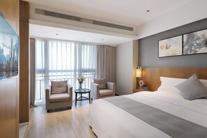 豪华大床房 | 办公桌、笔记本电脑工作区、遮光窗帘、免费 WiFi