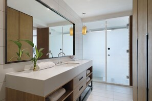Deluxe Twin Room | Bathroom | Shower, rainfall showerhead, free toiletries, hair dryer - Shenzhen Hongdu Hotel (Shenzhen)
