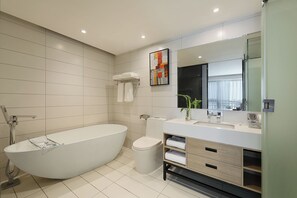 Business Suite | Bathroom | Shower, rainfall showerhead, free toiletries, hair dryer - Shenzhen Hongdu Hotel (Shenzhen)