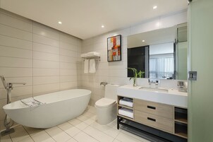 Business Suite | Bathroom | Shower, rainfall showerhead, free toiletries, hair dryer