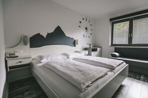 2 chambres, coffres-forts dans les chambres, fer et planche à repasser
