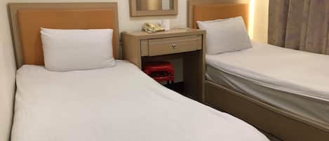 Escritorio, cortinas blackout, wifi gratis y ropa de cama