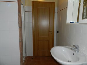 Een douche, een haardroger, een bidet, toiletpapier