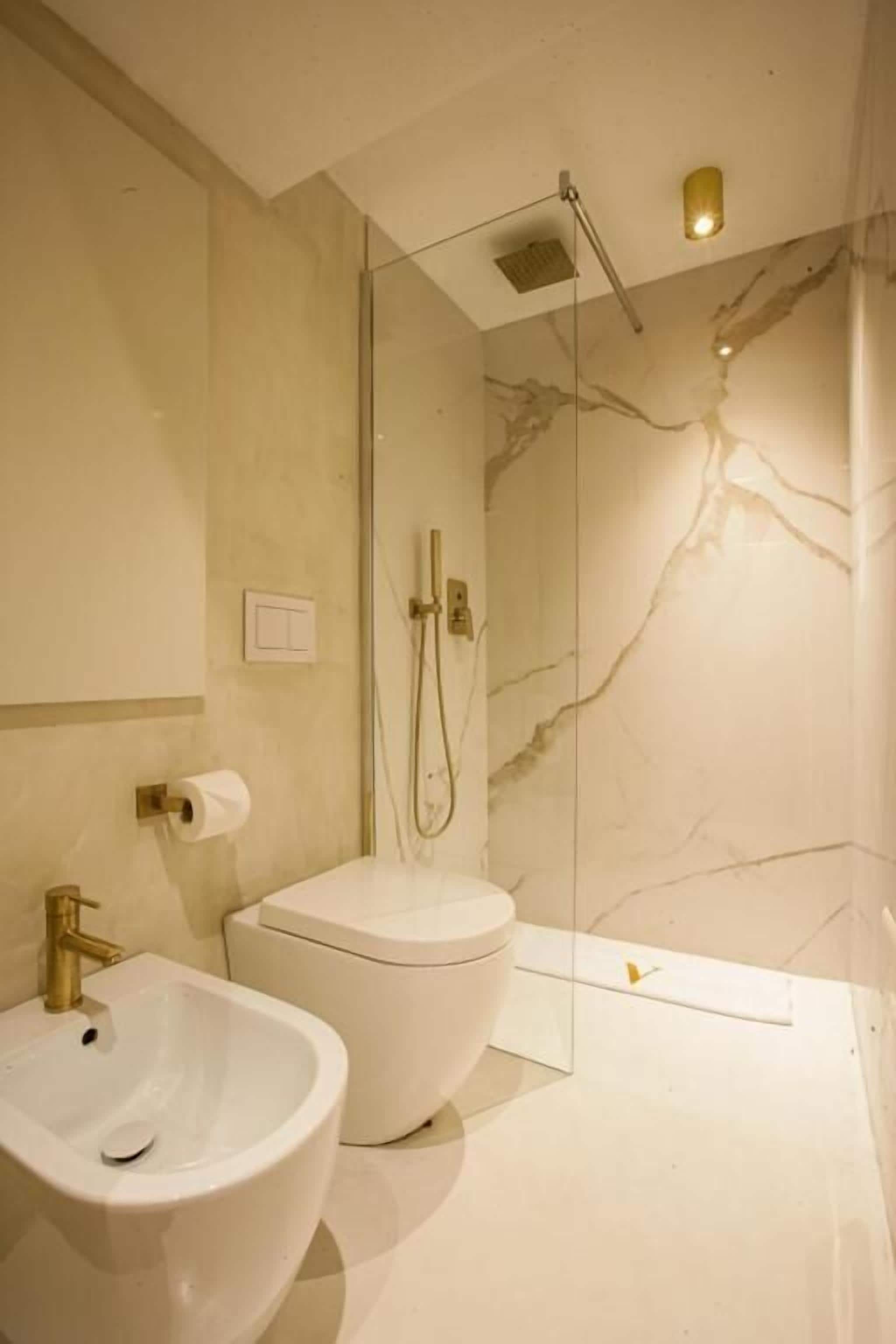 Douche, articles de toilette gratuits, sèche-cheveux, chaussons
