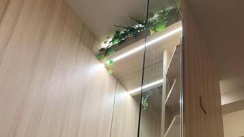 Deluxe Double Room | Bathroom | Shower, free toiletries, hair dryer, slippers