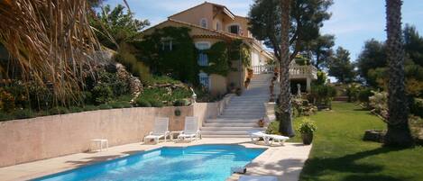 Una piscina al aire libre