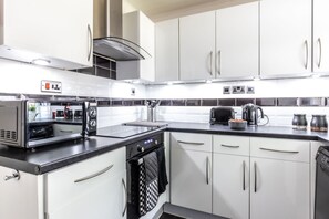 Fridge, microwave, oven, stovetop - CAPRI 13 SA 3 Bed - 6 Guests - Close to Uni & M1 - Parking - Wifi - Smart TV (Loughborough)