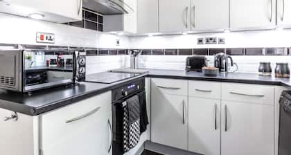 CAPRI 13 SA 3 Bed - 6 Guests - Close to Uni & M1 - Parking - Wifi - Smart TV