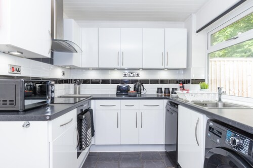 CAPRI 13 SA 3 Bed - 6 Guests - Close to Uni & M1 - Parking - Wifi - Smart TV