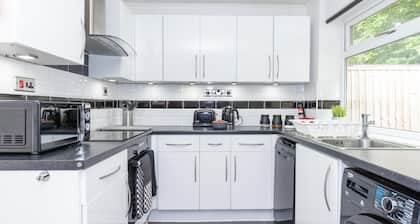 CAPRI 13 SA 3 Bed - 6 Guests - Close to Uni & M1 - Parking - Wifi - Smart TV