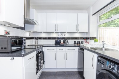 CAPRI 13 SA 3 Bed - 6 Guests - Close to Uni & M1 - Parking - Wifi - Smart TV