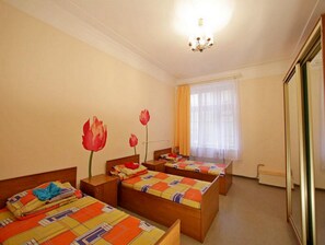 Dormitorio compartido (Bed in 3-bed mixed dorm) | Tabla de planchar con plancha, wifi gratis, ropa de cama