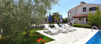 Lovable Apartment, Pool With Deckchairs, Fenced Garden With Grill, Wifi and Airco