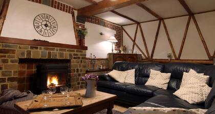 Family House with Large Garden & Games Room near Bambois Lake