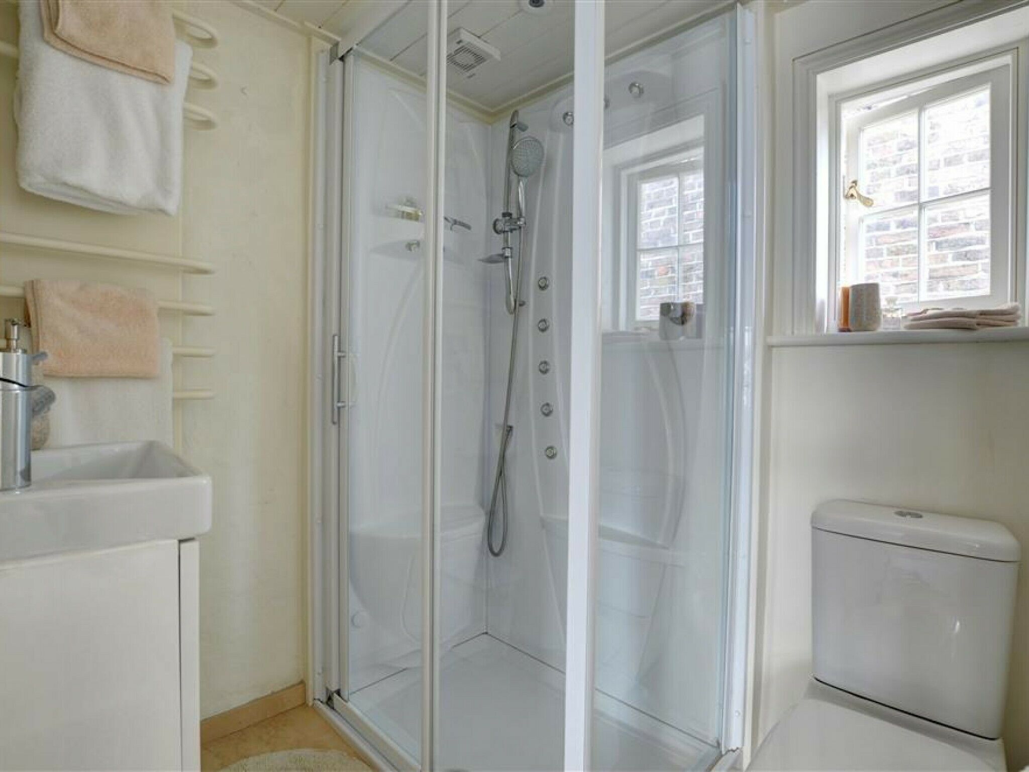 House | Bathroom | Combined shower/bathtub, towels