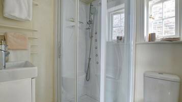 House | Bathroom | Combined shower/bathtub, towels