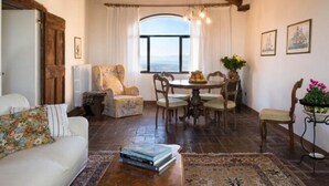 House | Dining - Apartment in Tuscany With Stunning Hilltop Views (Pergine Valdarno)