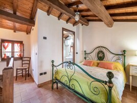 1 habitación, muebles diferentes y ropa de cama 