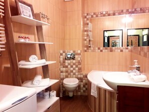 Căn hộ | Phòng tắm | Bồn tắm, khăn tắm 