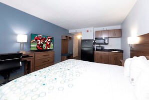 Studio, 1 King Bed, Accessible (Roll-In Shower, Smoke Free) | Desk, blackout curtains, iron/ironing board, free WiFi - HomeTowne Studios by Red Roof Wilmington - New Castle (New Castle)