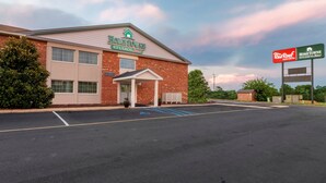 Exterior - HomeTowne Studios by Red Roof Wilmington - New Castle (New Castle)