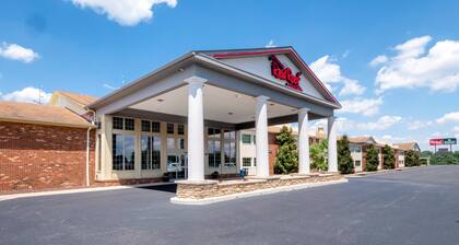 HomeTowne Studios by Red Roof Wilmington - New Castle