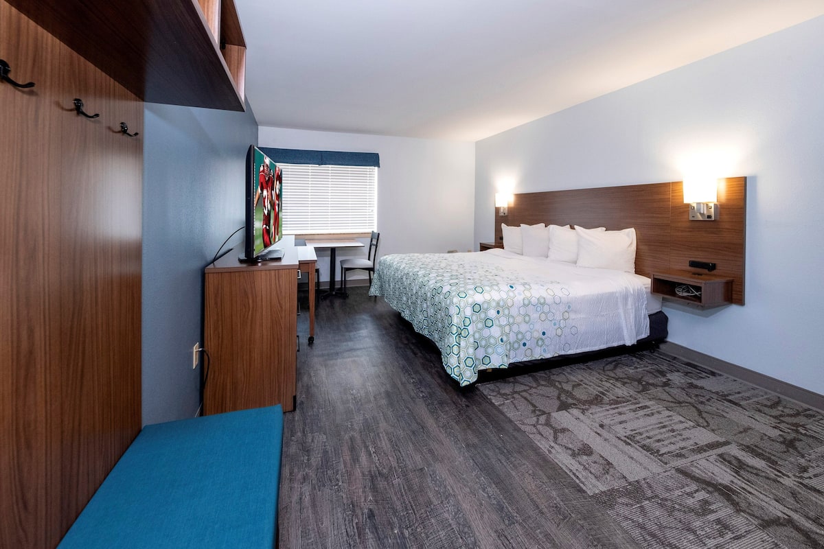Studio, 1 King Bed (Smoke Free) | Desk, blackout drapes, iron/ironing board, free WiFi