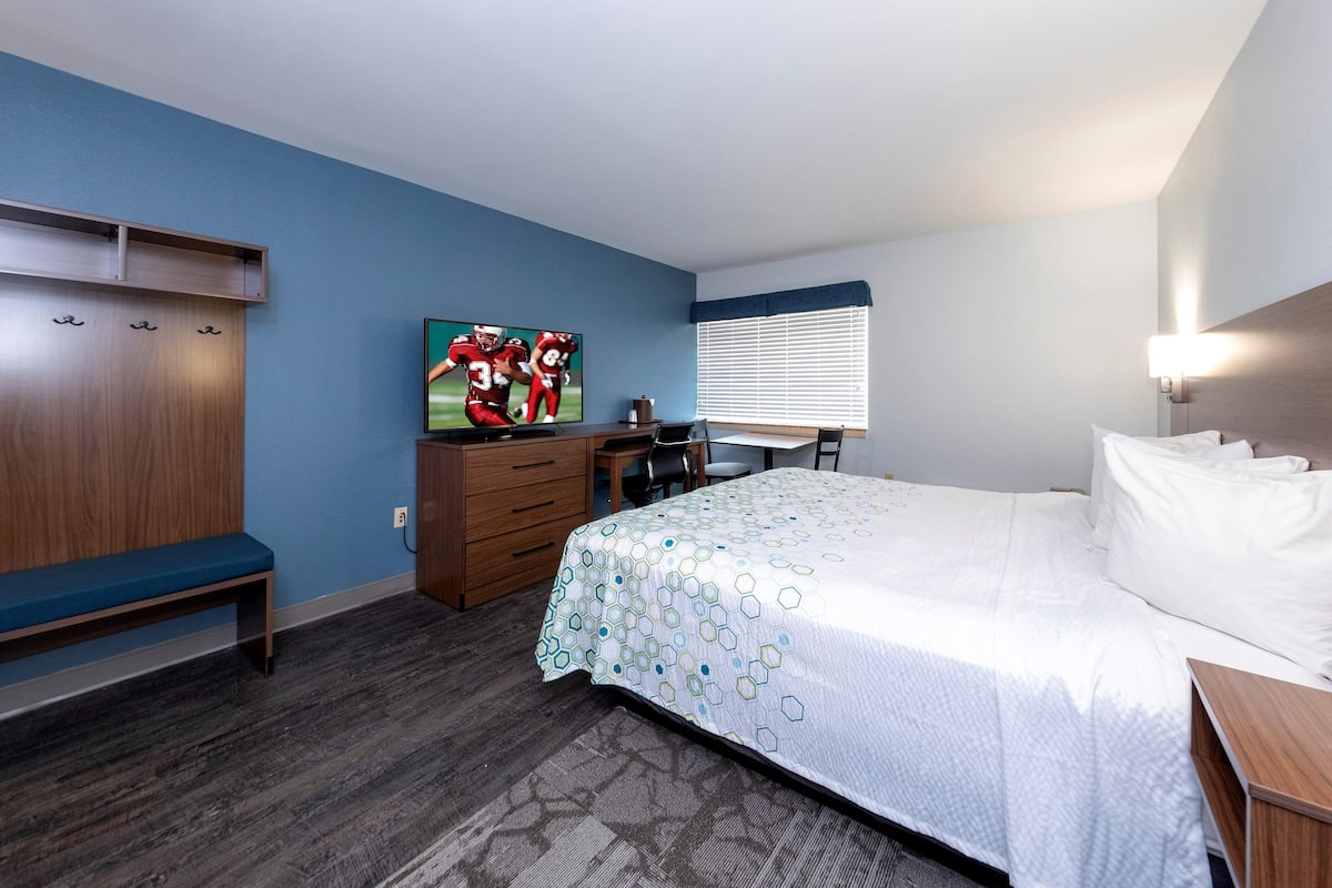 Studio, 1 King Bed (Smoke Free) | Desk, blackout drapes, iron/ironing board, WiFi (free)