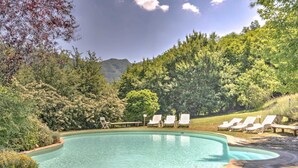 A circular pool with lounge chairs and a stone deck. - Comfortable Home in San Godenzo near Lake (San Godenzo)