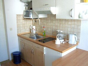 Bungalow | Eigene Küche | Wasserkocher mit Kaffee-/Teezubehör, Kühlschrank, Mikrowelle, Ofen