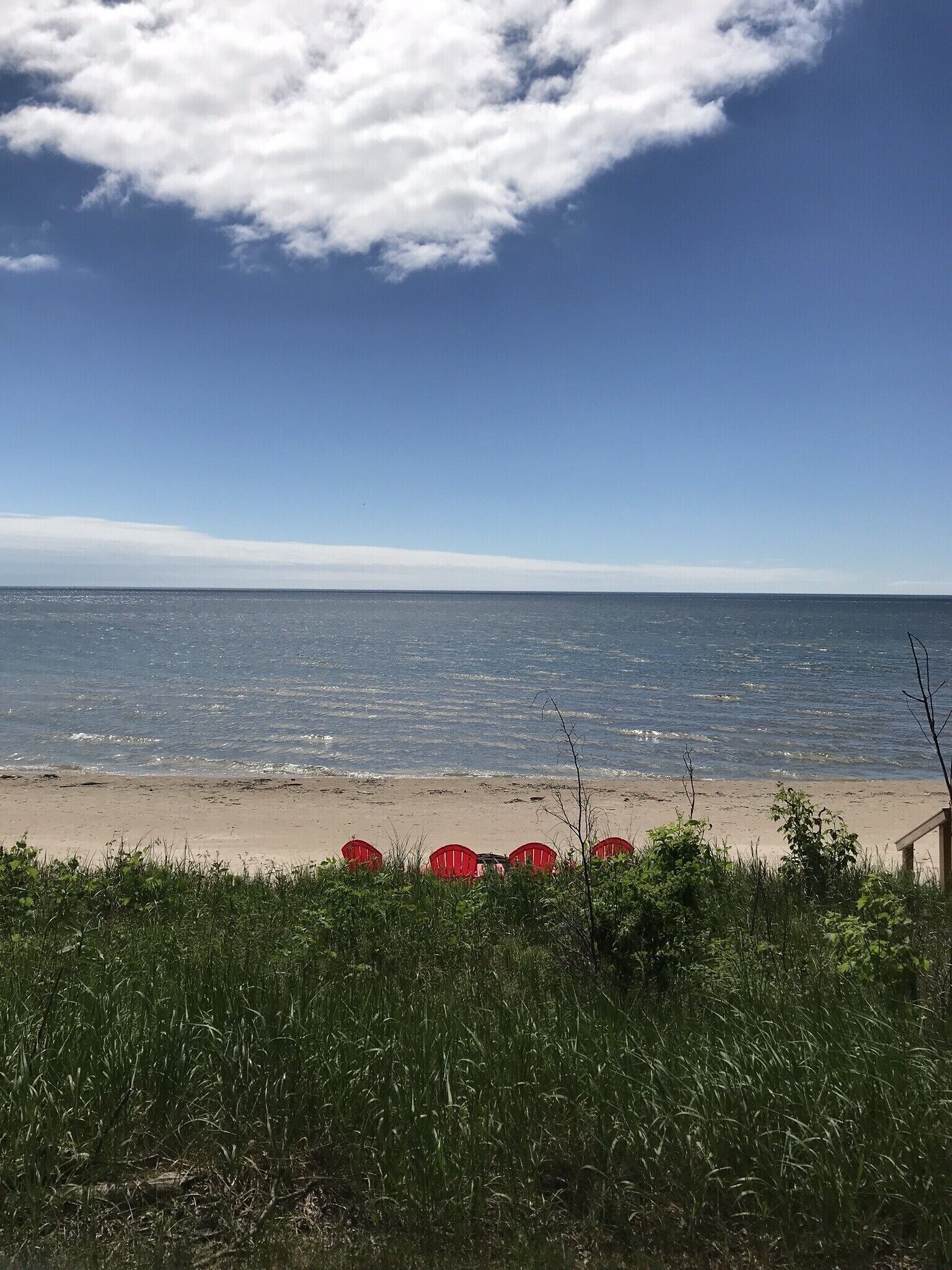 Spacious, sunny, open concept 3 bedroom lakefront house w/deck/private sandbeach