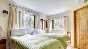 2 Schlafzimmer, individuell eingerichtet, Bettwäsche