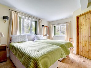 2 Schlafzimmer, individuell eingerichtet, Bettwäsche