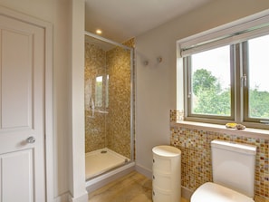 Bathtub, hair dryer, towels - Stylish Holiday Home in Reepham with Hot Tub (Norwich)