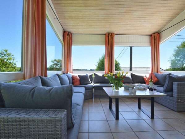 Ferienhaus | Wohnzimmer | Fernseher, Tischtennisplatte