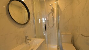 Bathroom - Cosy Apartment in Coventry Near Coventry Market (Coventry)
